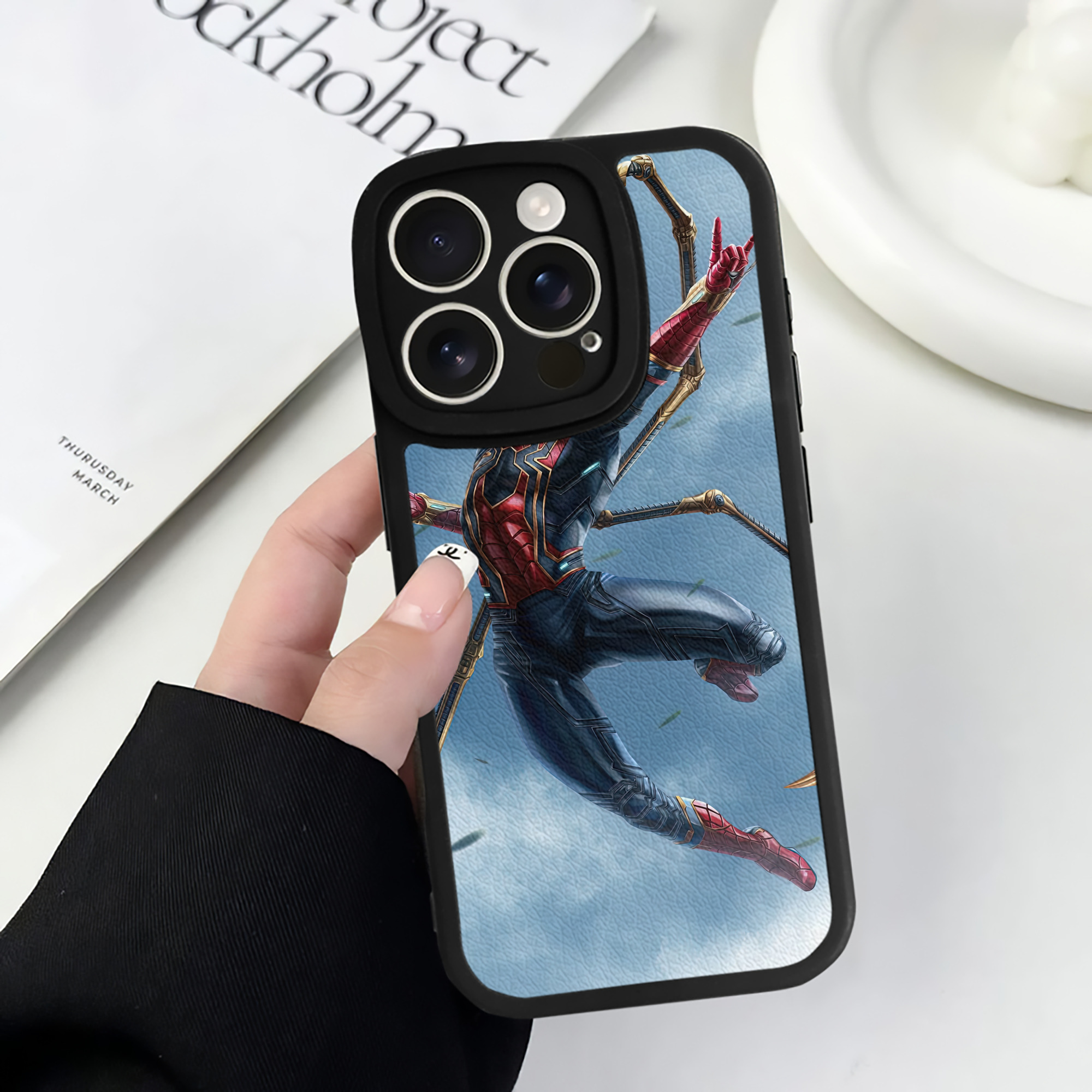 （画像用） Spider Man スパイダーマン 【iPhone 16シリーズ対応】シリコンスマホケース（レザー調） 材質：シリコン